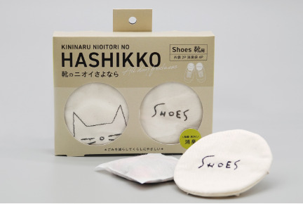 刺繍であしらわれたまどから猫がのぞくかわいい商品パッケージ